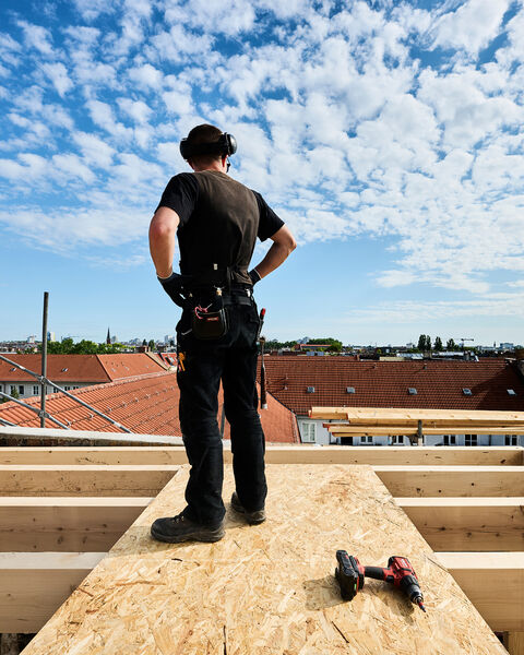 DKI-Mitarbeiter auf Dachbaustelle