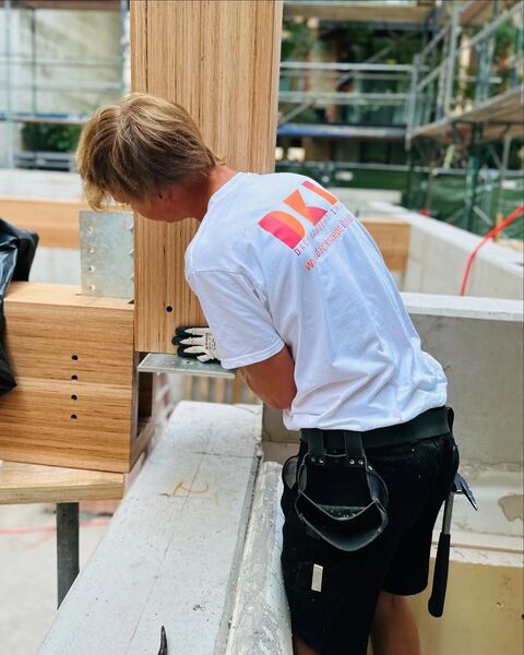 DKI-Mitarbeiter bearbeitet Holz